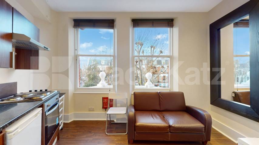 Modern one bed set within a large period house mins to tube and shops Sutherland Avenue, Maida Vale